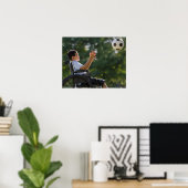 Hispanischer Junge, 8, im Rollstuhl mit Fußball Poster (Heimbüro)
