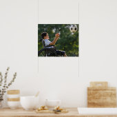 Hispanischer Junge, 8, im Rollstuhl mit Fußball Poster (Küche)