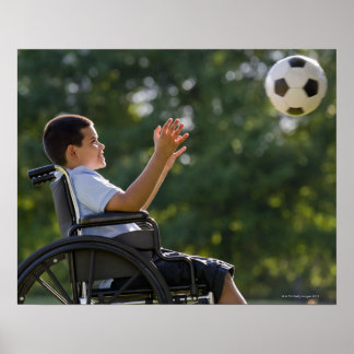 Hispanischer Junge, 8, im Rollstuhl mit Fußball Poster