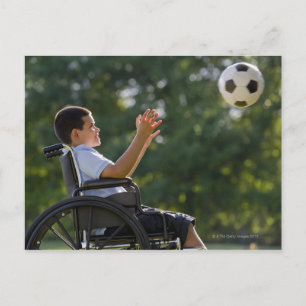 Hispanischer Junge, 8, im Rollstuhl mit Fußball Postkarte