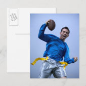 Hispanischer Mann, der einen Fußball wirft Postkarte (Vorne/Hinten)