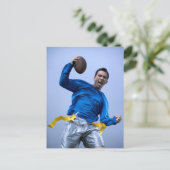 Hispanischer Mann, der einen Fußball wirft Postkarte (Stehend Vorderseite)