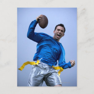 Hispanischer Mann, der einen Fußball wirft Postkarte