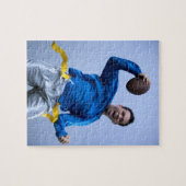 Hispanischer Mann, der einen Fußball wirft Puzzle (Horizontal)
