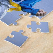 Hispanischer Mann, der einen Fußball wirft Puzzle (Seite)