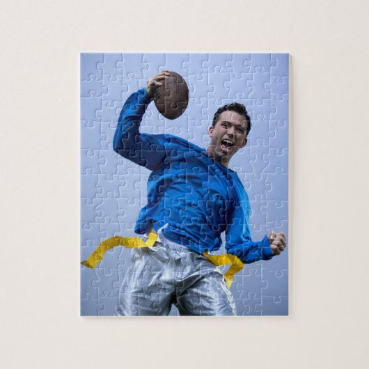 Hispanischer Mann, der einen Fußball wirft Puzzle (Vertikal)