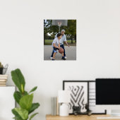 Hispanischer Vater und Sohn spielen Basketball Poster (Heimbüro)