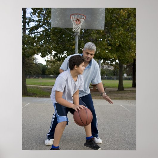 Hispanischer Vater und Sohn spielen Basketball Poster (Vorne)