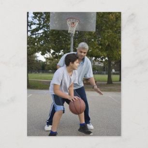 Hispanischer Vater und Sohn spielen Basketball Postkarte