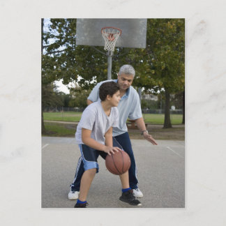 Hispanischer Vater und Sohn spielen Basketball Postkarte