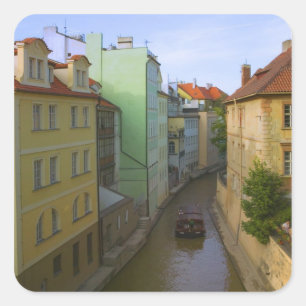 Historische Gebäude mit Kanal, Prag, Tschechien Quadratischer Aufkleber