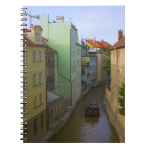 Historische Gebäude mit Kanal, Prag, Tschechische Notizblock