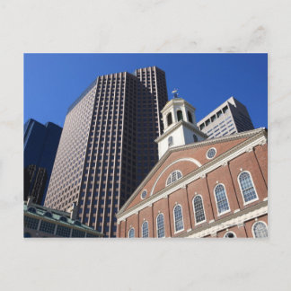 Historischer Faneuil Hall gegen modernes Boston Postkarte