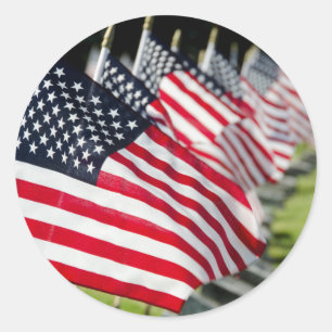 Historischer MilitärFriedhof mit US-Flaggen Runder Aufkleber