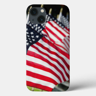 Historischer militärischer Friedhof mit US-Flaggen iPhone 13 Hülle