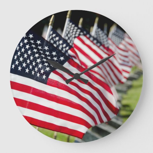 Historischer militärischer Friedhof mit US-Flaggen Große Wanduhr (Vorderseite)