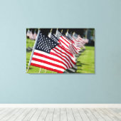 Historischer militärischer Friedhof mit US-Flaggen Leinwanddruck (Insitu (Holzboden))