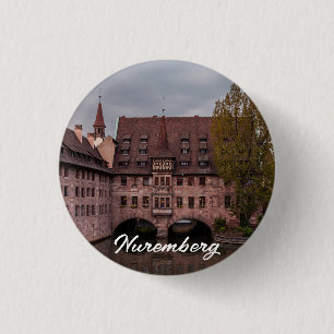 Historisches Gebäude bei Sonnenuntergang in Nürnbe Button