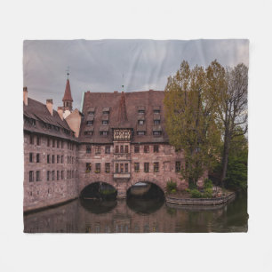 Historisches Gebäude bei Sonnenuntergang in Nürnbe Fleecedecke