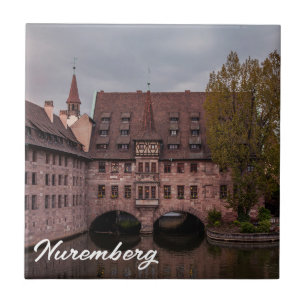 Historisches Gebäude bei Sonnenuntergang in Nürnbe Fliese