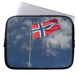 Historisches Hafengebiet Bergen mit Flaggen Laptopschutzhülle