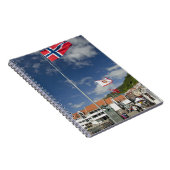 Historisches Hafengebiet Bergen mit Flaggen Notizblock (Rechte Seite)