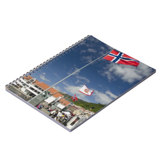 Historisches Hafengebiet Bergen mit Flaggen Notizblock (Linke Seite)