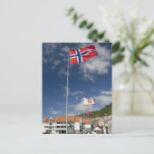 Historisches Hafengebiet Bergen mit Flaggen Postkarte (Stehend Vorderseite)