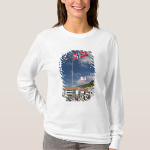 Historisches Hafengebiet Bergen mit Flaggen T-Shirt