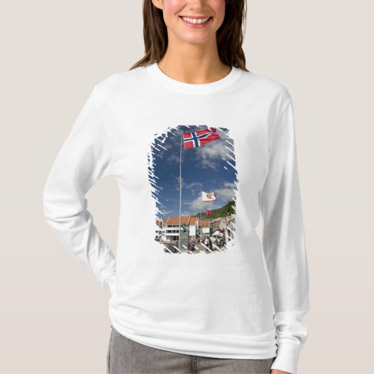 Historisches Hafengebiet Bergen mit Flaggen T-Shirt (Vorderseite)