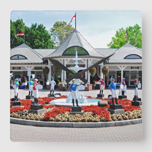 Historisches Saratoga 150 am Eröffnungstag Quadratische Wanduhr (Vorderseite)