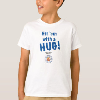 Hit `em mit einem HUG! Kids' Hanes T - Shirt