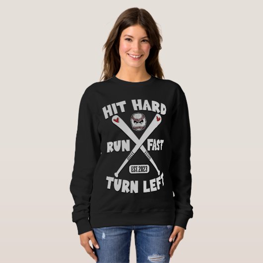 Hit Hard Run Fast Turn Left Baseball Squad Players Sweatshirt (Vorne ganz)