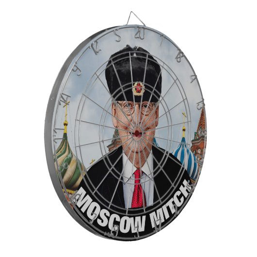 Hit Moskau Mitch McConnell im Kisser Dartscheibe (Vorderseite Links)