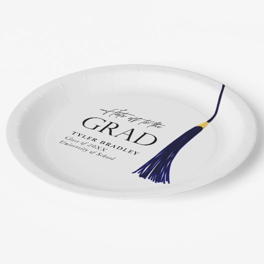 Hit Off To Grad Blue & Gold Tassel Abschluss Pappteller (Schrägansicht)