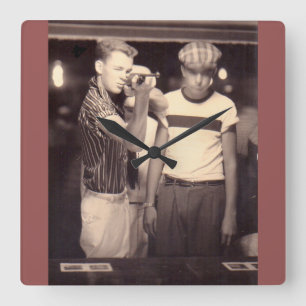 hit the target and win a kewpie doll quadratische wanduhr