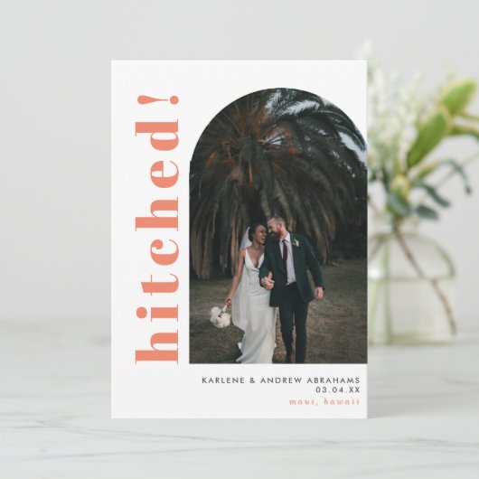 Hitched Arch Foto Coral Wedding Ankündigung (Stehend Vorderseite)