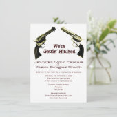 Hitched Cowboy Guns Hochzeitseinladungen Einladung (Stehend Vorderseite)