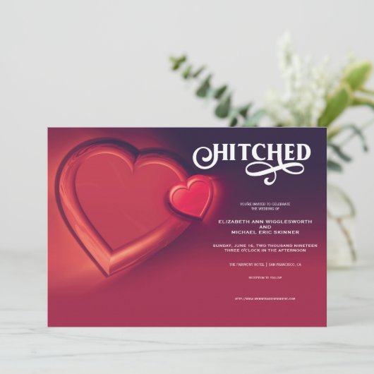 Hitched, Two Hearts Red Wedding Einladung (Stehend Vorderseite)