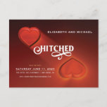 Hitched, Two Hearts Save the Date Postcard Einladungspostkarte<br><div class="desc">Hitched,  Two Hearts Save the Date Red Postcard Invitation by Multiform,  zeigt zwei dreidimensionale Herzen in der Anziehung zu einander auf einem strahlenden roten Hintergrund. Dieses moderne Design ist Teil einer Serie,  die Herzsymbole enthält und leicht mit Ihrem Party Datum,  Uhrzeit,  Ort,  UAWG personalisiert werden kann.</div>