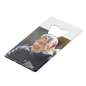 HM Queen Elizabeth II Geldbeutel Flaschenöffner (Rückseite Schrägansicht)