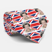 HM Queen Elizabeth II - Pro Foto Krawatte (Gerollt)