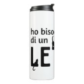 Ho Bisogno Di Un Letto (con gatti neri) Thermosbecher (Nach links gedreht)