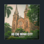Ho Chi Minh City Notre Dame Kathedrale Saigon Magnet<br><div class="desc">Ho Chi Minh City (HCM City), früher Saigon genannt, ist die größte und dynamischste Metropole Vietnams. Es befindet sich im südlichen Teil des Landes und dient als wirtschaftliche und kulturelle Drehscheibe Vietnams, die moderne Wolkenkratzer mit historischer Kolonialarchitektur verbindet. Die Stadt ist bekannt für ihre lebhaften Straßen, die lebendige Gastronomie und...</div>
