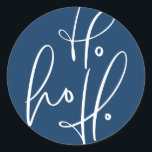 Ho Ho Ho Modern Calligraphy Blue Christmas Runder Aufkleber<br><div class="desc">Ho Ho Ho! Fügen Sie Ihren Umschlägen,  Karten und Geschenken einen festlichen Akzent mit diesem Ferienaufkleber hinzu. Es zeichnet sich durch moderne Kalligraphie mit blauem Hintergrund aus. Dieser Weihnachtsaufkleber ist perfekt als Umschlag Aufkleber und als Geschenkverpackung.</div>
