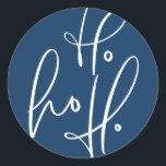 Ho Ho Ho Modern Calligraphy Blue Christmas Runder Aufkleber<br><div class="desc">Ho Ho Ho! Fügen Sie Ihren Umschlägen,  Karten und Geschenken einen festlichen Akzent mit diesem Ferienaufkleber hinzu. Es zeichnet sich durch moderne Kalligraphie mit blauem Hintergrund aus. Dieser Weihnachtsaufkleber ist perfekt als Umschlag Aufkleber und als Geschenkverpackung.</div>