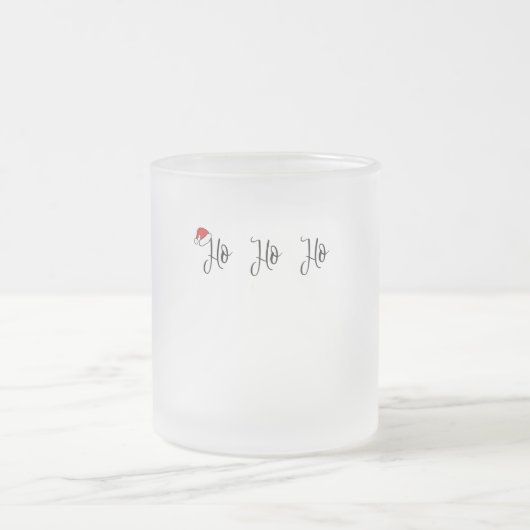 Ho Ho Ho trägt eine rote Weihnachtsmannmütze Mattglastasse (Mittel)