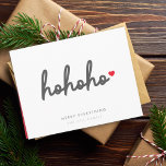 Ho Ho Ho | Weihnachtsherz Modernes Minimalistisch Feiertagskarte<br><div class="desc">Moderne,  minimalistisch gefaltete Urlaubskarte mit "ho ho ho ho" in Schrift-Handschrift Typografie gefolgt von einem roten Herz. Die Nachricht "Alles vergnügen" kann leicht zusammen mit Ihren Familiennamen für eine persönliche Touch personalisiert werden. Das Innere ist in einer schlichten,  komplementären Rottönung für ein super festliches Weihnachtsgefühl!</div>