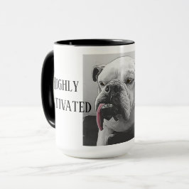 Hoch motivierter Sleepy Stierhund mit Haltung Tasse