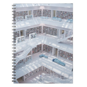 HOCHAUFGENOMMENE FOTOGRAFIE EINER BIBLIOTHEK NOTIZBLOCK